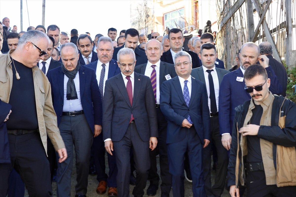 abdulkadir uraloglu rizede oldurulen ptt calisaninin ailesine taziye ziyaretinde bulundu 3 lYBkQLdz