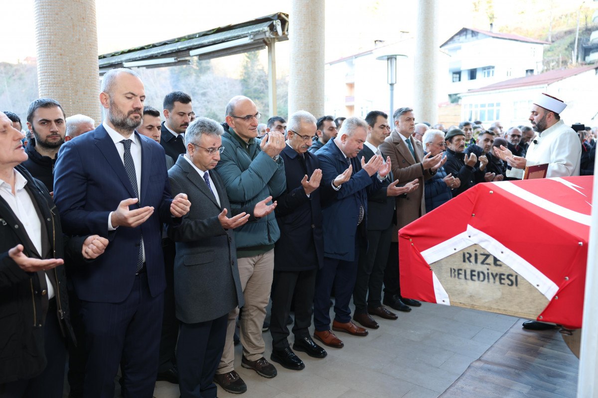 abdulkadir uraloglu rizede silahli saldiriya ugrayan ptt gorevlilerinin cenaze torenine katildi 7 wTibhwRg