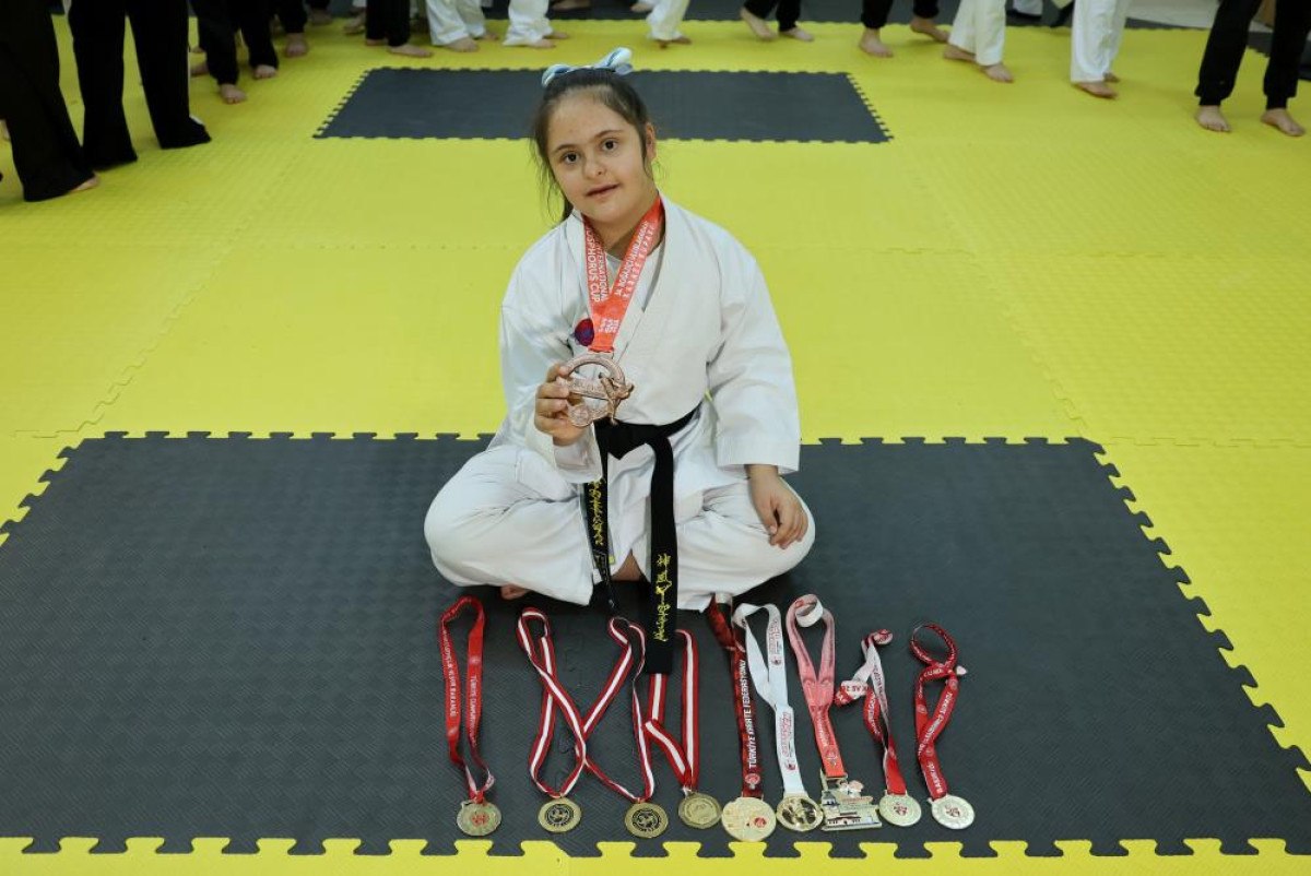 adanada down sendromlu aysegul ailesinin destegiyle karate sampiyonu oldu 0