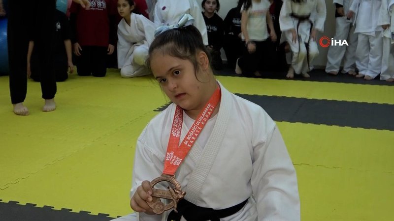 adanada down sendromlu aysegul ailesinin destegiyle karate sampiyonu oldu