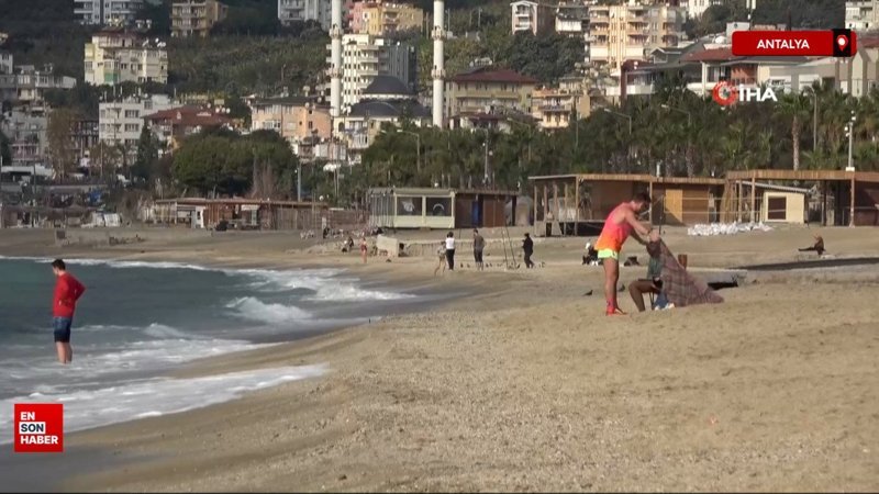 alanyada turistler sicak havanin keyfini plajda cikardi