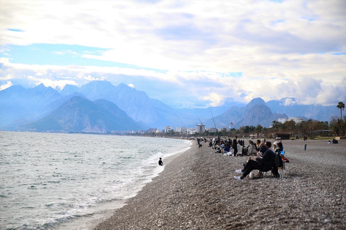 antalya sahilleri yeni yilin ilk haftasinda da dolu 4 QXYvTQ6P