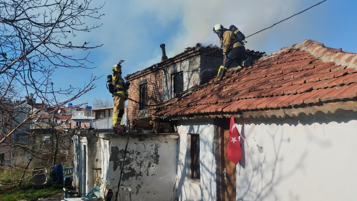 balikesirde ev yangini korkuttu 0 O82Eaq9g