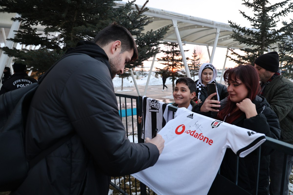 besiktasi sivasta az sayida futbolsever karsiladi 1 BpK8hXkV