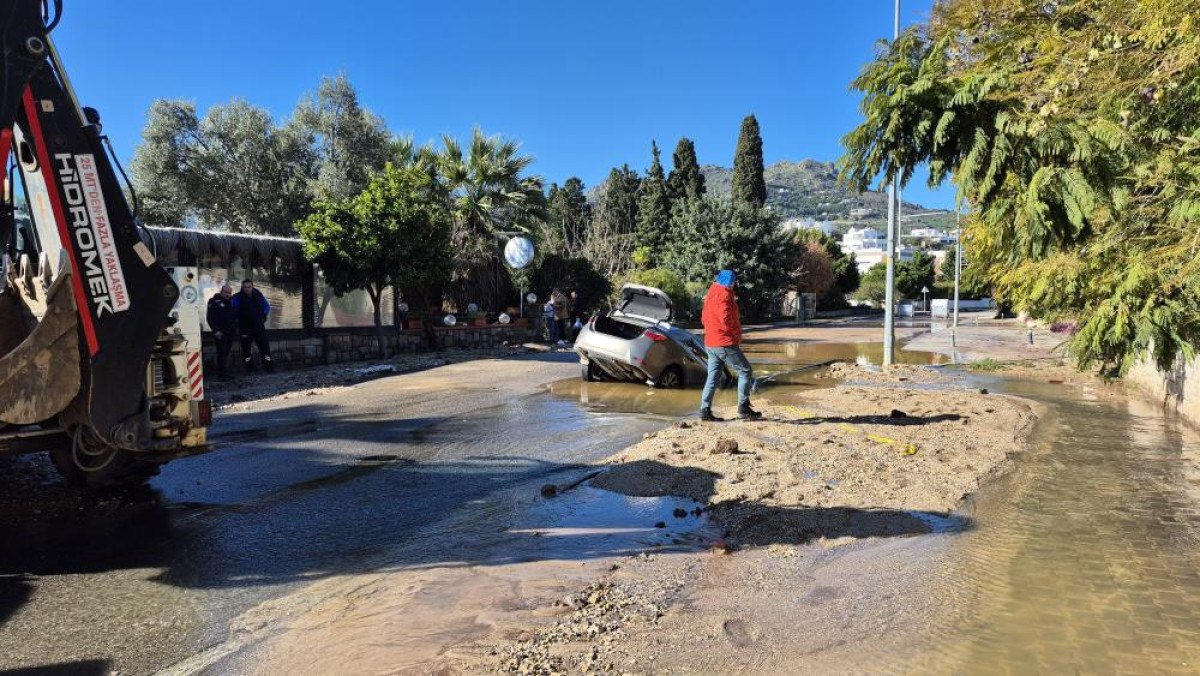 bodrumda yine isale hatti patladi araciyla cukura dustu 2 GCnVJzc4