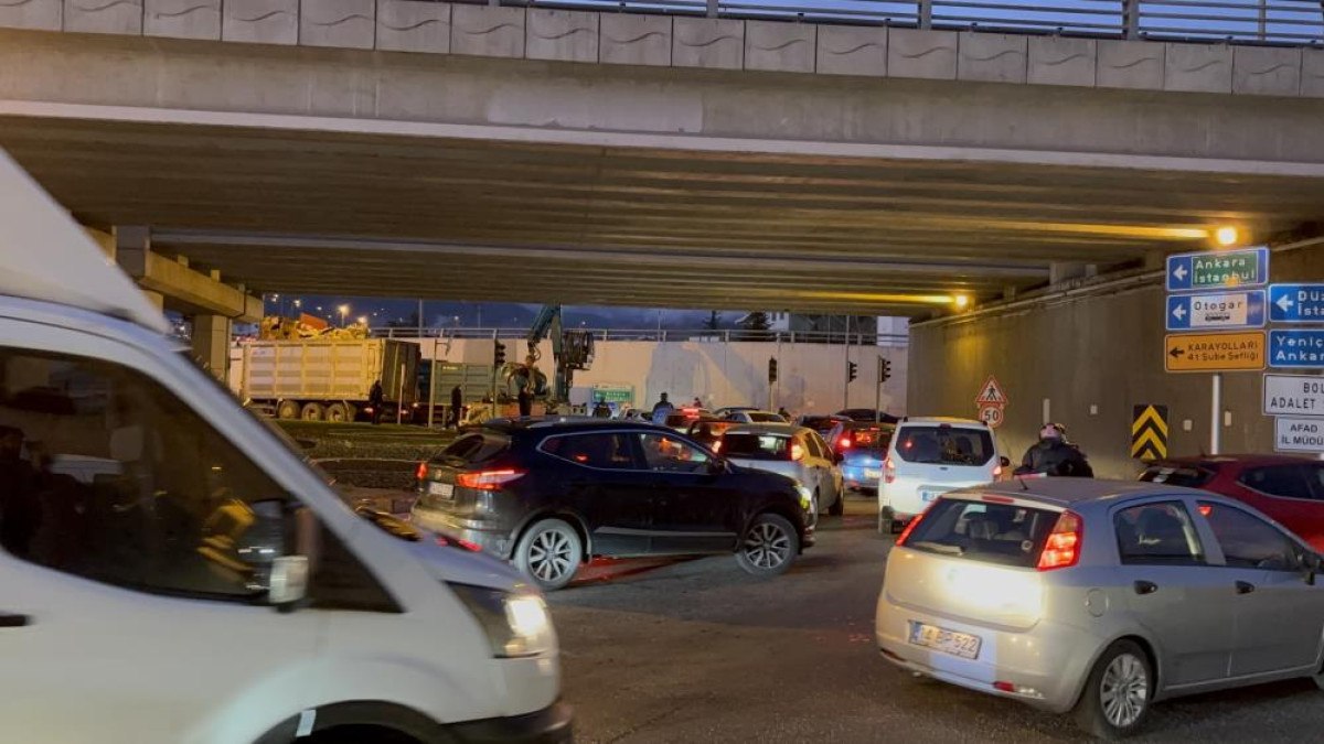 boluda kamyondaki yukler alt gecide takildi trafik kilitlendi 0 YIIcTYdN