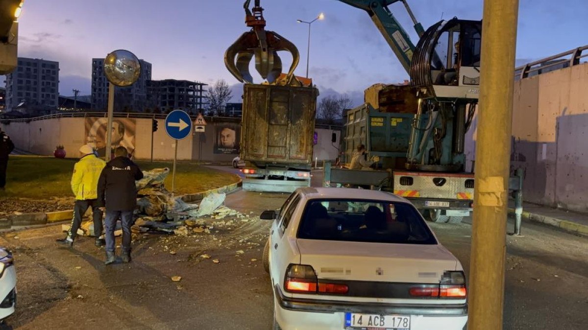 boluda kamyondaki yukler alt gecide takildi trafik kilitlendi 1 HtqYriTW