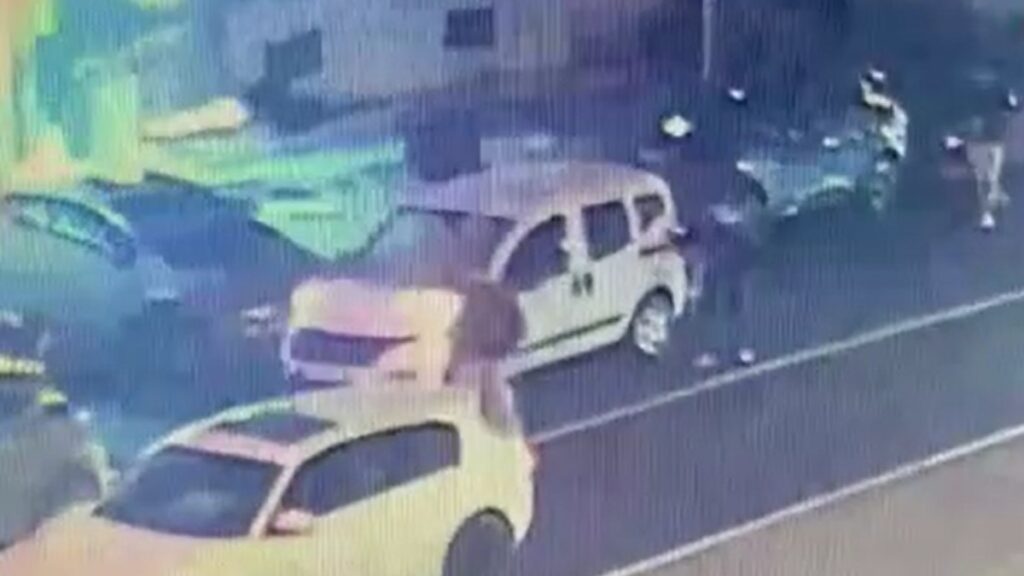 istanbul bayrampasada donerci onunde iki grup birbirine girdi 3 gozalti QajSKeEA