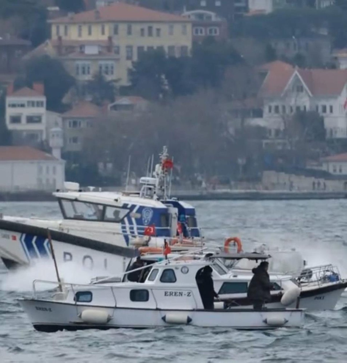 istanbul bogazinda dalga nedeniyle denize dusen balikci kurtarildi 0 sIwS4h4P