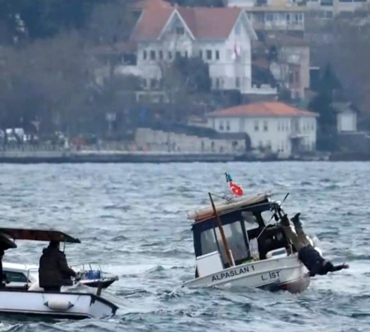 istanbul bogazinda dalga nedeniyle denize dusen balikci kurtarildi 1 qpY917w4