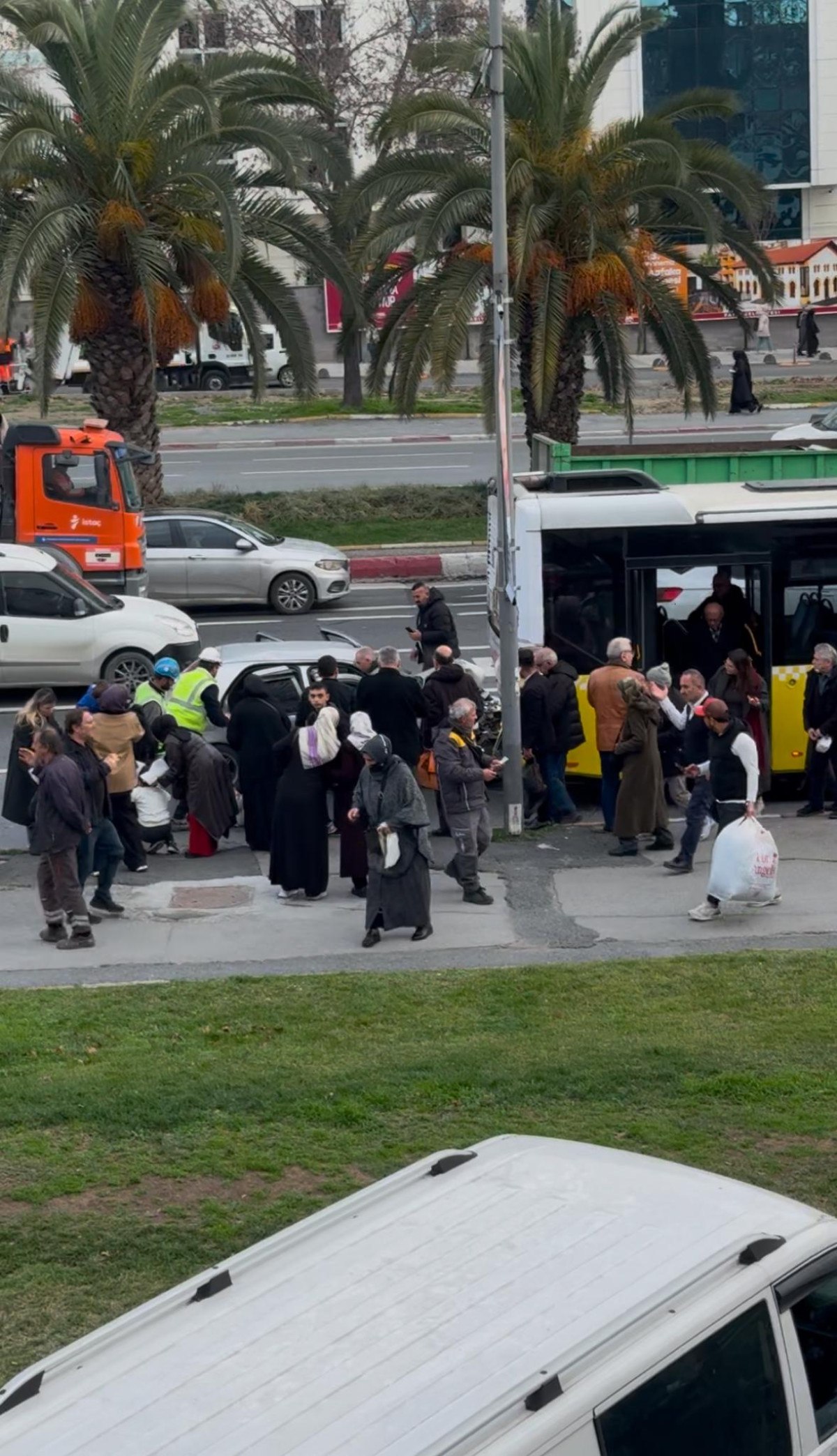 istanbul otomobil iett otobusune carpti 3u cocuk 8 yarali 0 hCSiw6y4