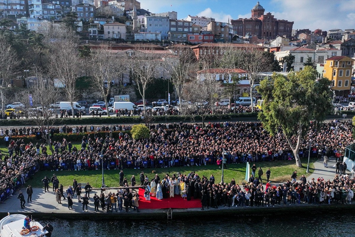 istanbulda epifani bayrami heyecani halicte denizden hac cikarma toreni duzenlendi 11 Fa3pb156