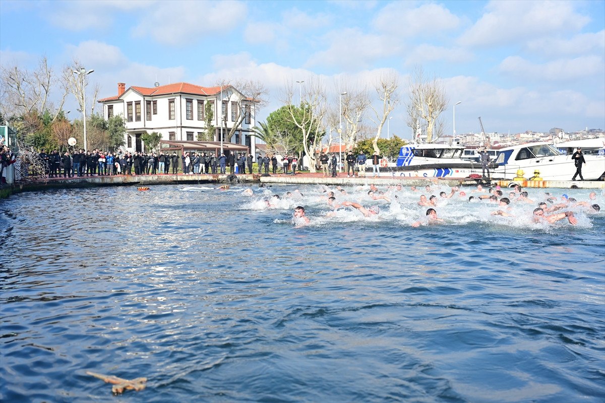 istanbulda epifani bayrami heyecani halicte denizden hac cikarma toreni duzenlendi 2 iiIvWsOV