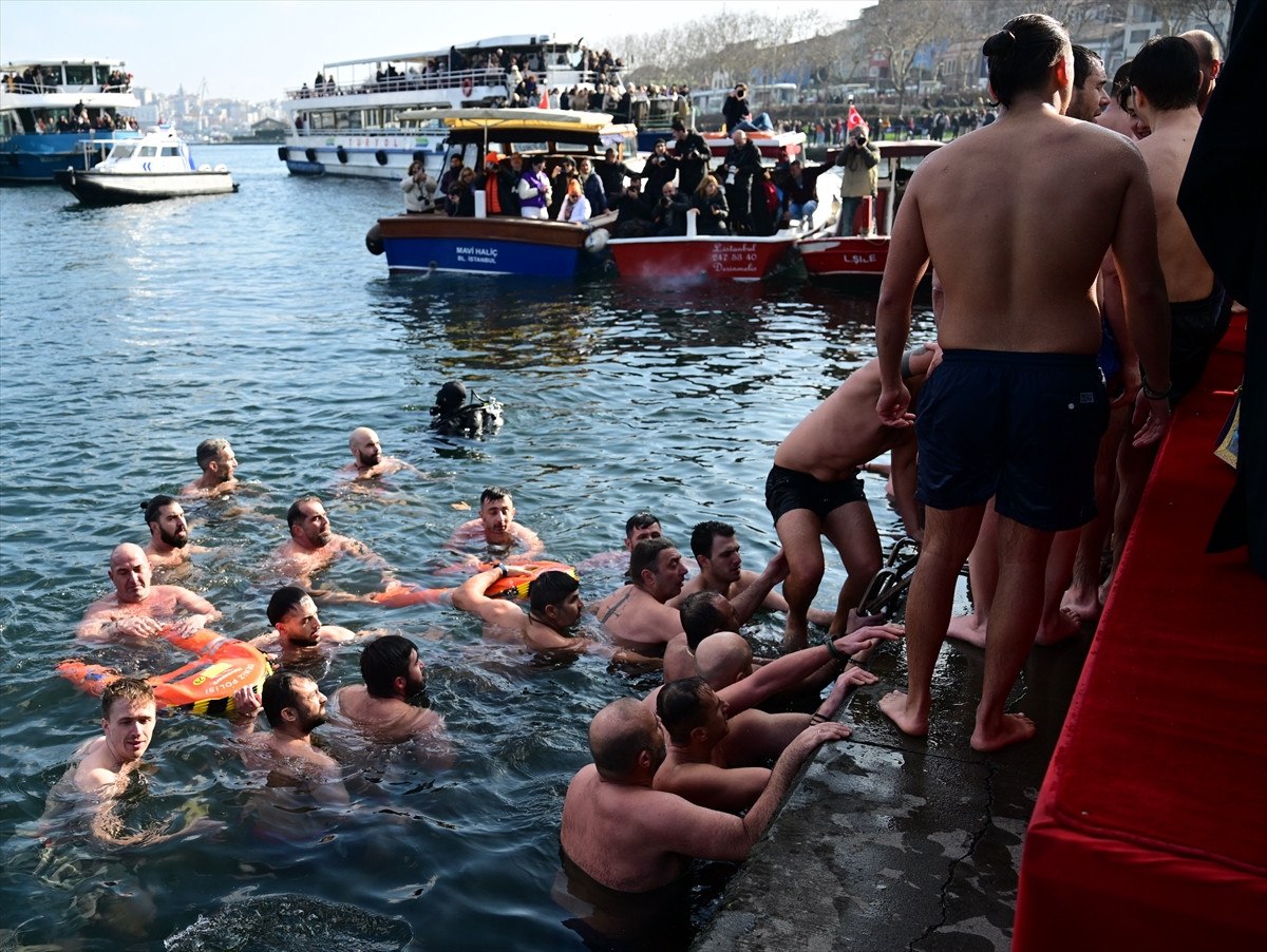 istanbulda epifani bayrami heyecani halicte denizden hac cikarma toreni duzenlendi 3 4SvIsU1E