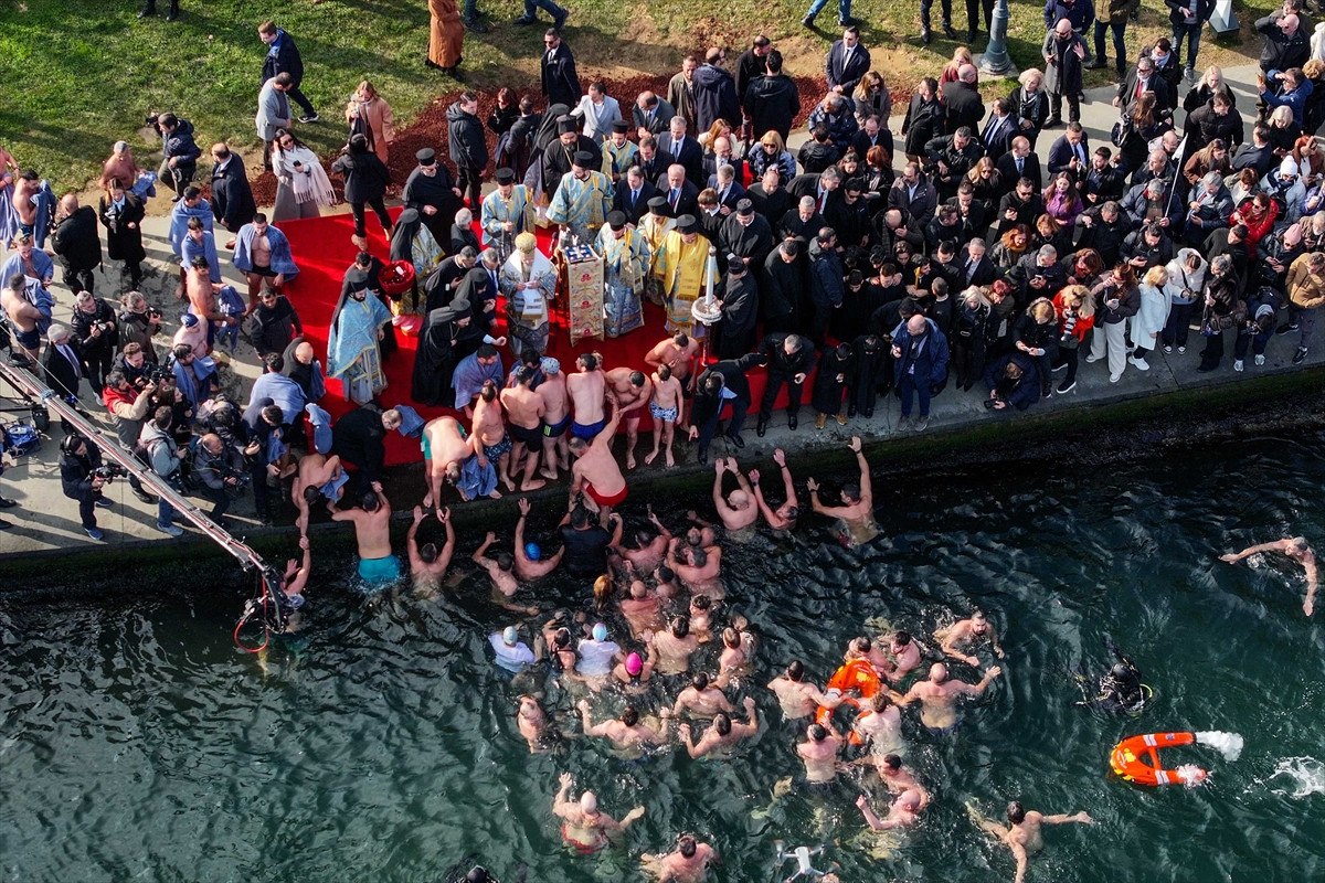 istanbulda epifani bayrami heyecani halicte denizden hac cikarma toreni duzenlendi 7