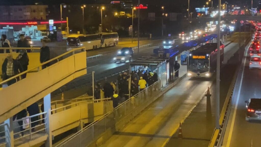 istanbulda metrobuste rastgele ates eden supheli yakalandi BfUMFUCp