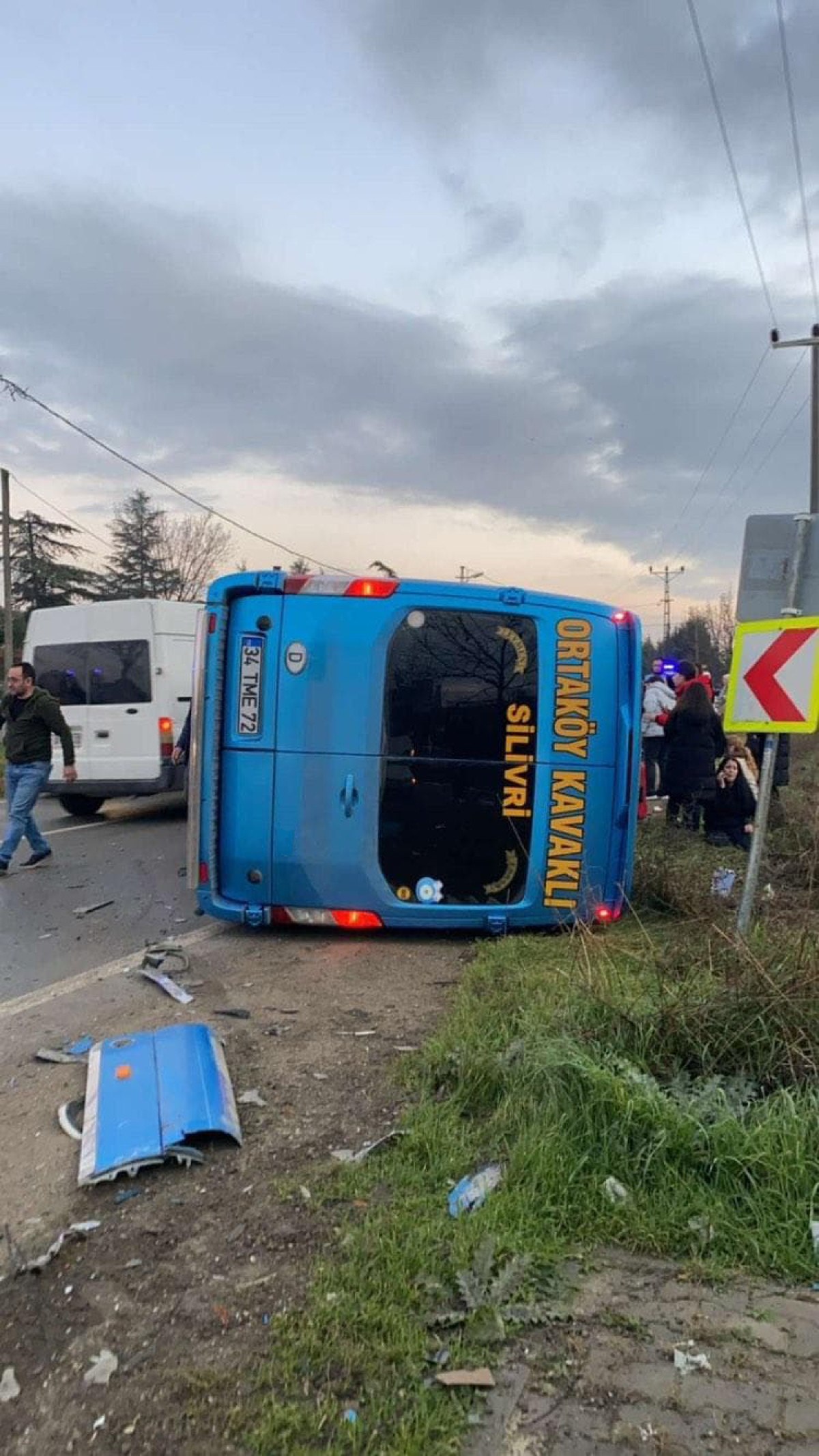 istanbulda otomobille yolcu minibusu carpisti 10 yarali 2 yYGBt9Eh