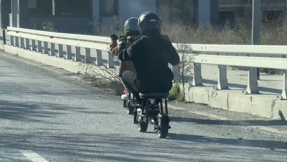 istanbulda taburenin uzerine oturarak elektrikli scooter kullanan sahislar trafigi tehlikeye atti 0 L8jyJkkI