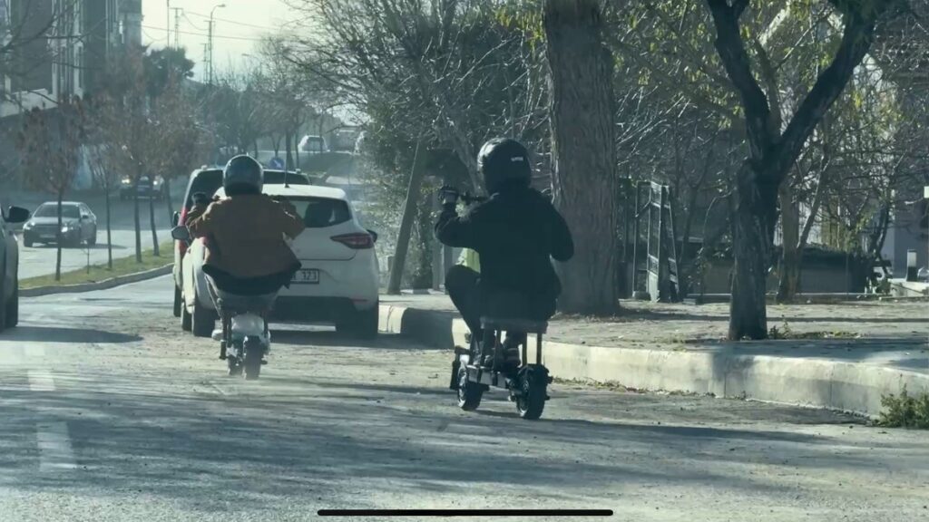 istanbulda taburenin uzerine oturarak elektrikli scooter kullanan sahislar trafigi tehlikeye atti 7wKTu5Yx