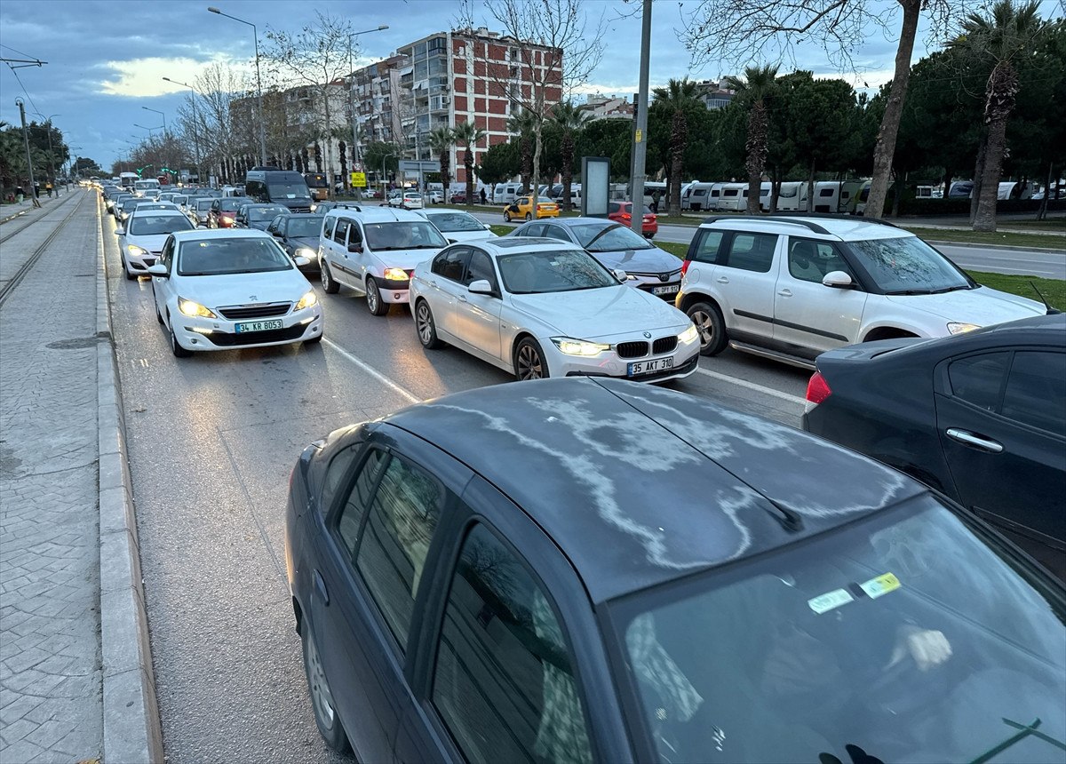 izmirde belediye otobus soforleri is birakma eylemi yapti duraklarda ve trafikte yogunluk olustu 0 Bl8lTLja