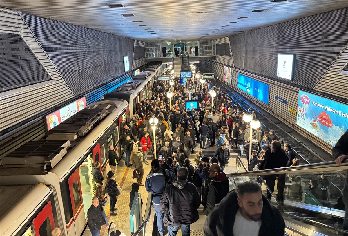 izmirde belediye otobus soforleri is birakma eylemi yapti duraklarda ve trafikte yogunluk olustu 2 ILzKyli7