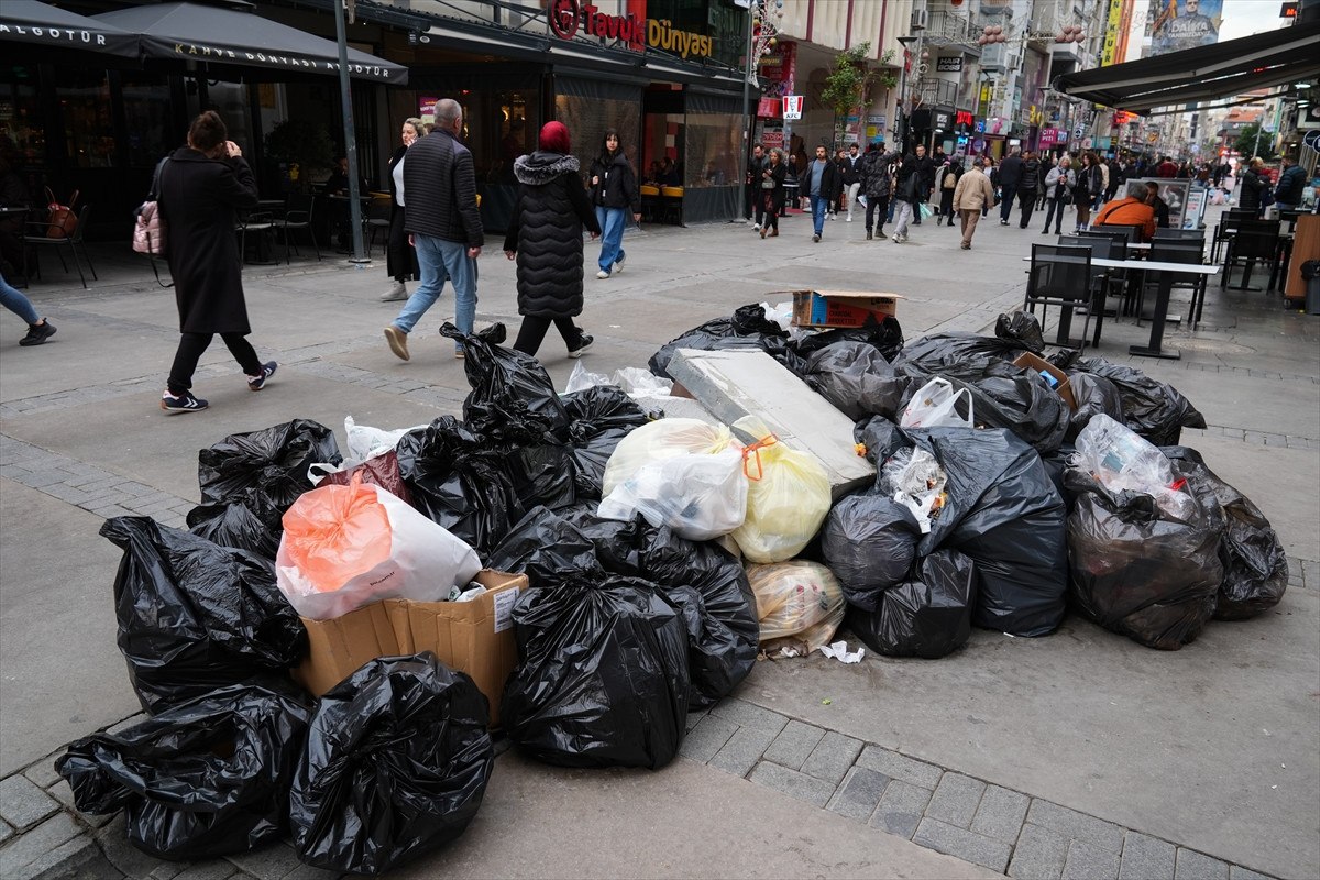 izmirde isciler is birakti kordonda cop daglari olustu 0