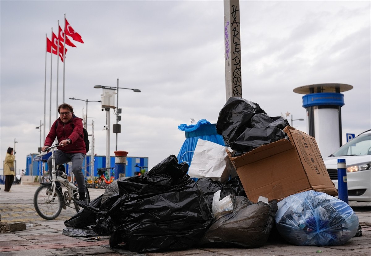 izmirde isciler is birakti kordonda cop daglari olustu 3