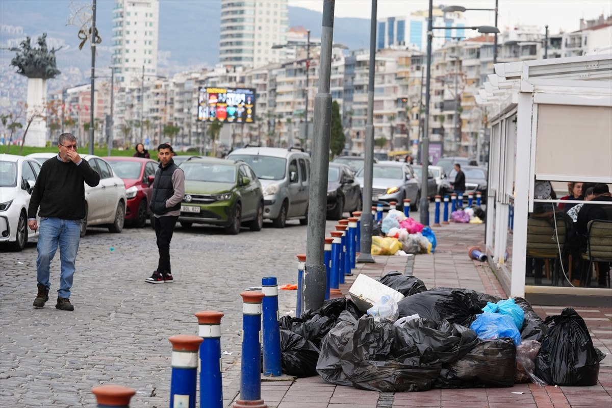 izmirde isciler is birakti kordonda cop daglari olustu 5 HQ6JmMgm