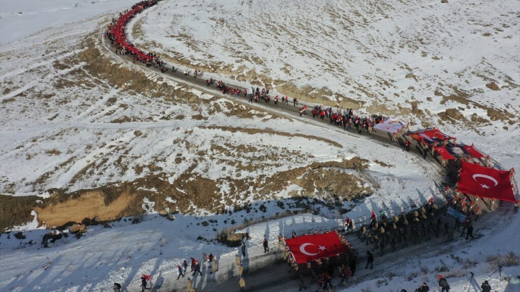 karsta sarikamis sehitleri icin yuruyus duzenlendi TpKtpxNa