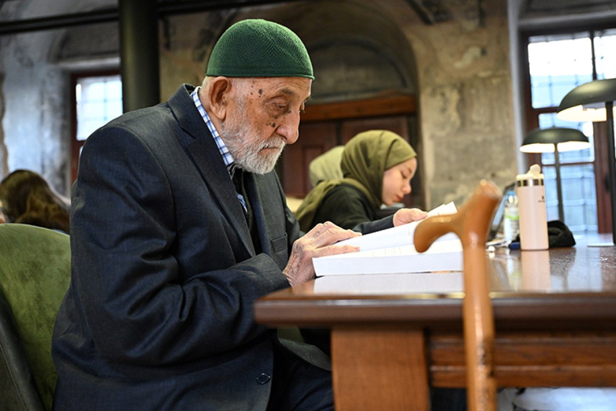 kayseride kutuphanenin mudavimi olan 94 yasinda halil dede kitap okuma askiyla genclere ornek oluyor kTB6Glp7