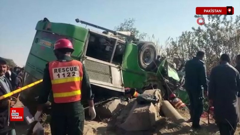 pakistanda feci kaza yolcu otobusu devrildi CzfAhElO