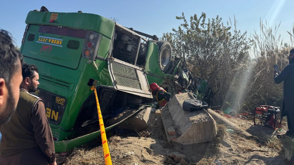 pakistanda feci kaza yolcu otobusu devrildi yPJZShFU