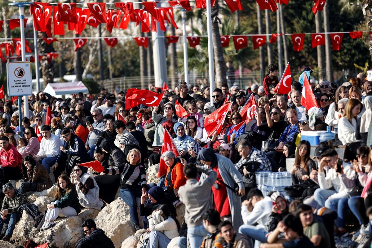 soloturk hazirladigi video klipte ferdi tayfuru sarkisiyla andi 2 ikYhYi5v