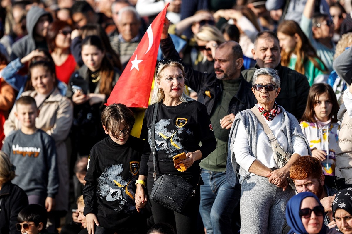 soloturk hazirladigi video klipte ferdi tayfuru sarkisiyla andi 4 Is1XtwBH