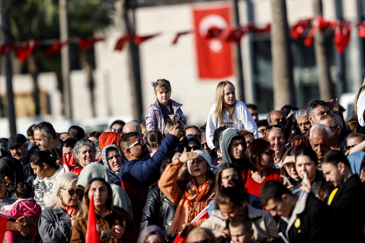 soloturk hazirladigi video klipte ferdi tayfuru sarkisiyla andi 6 F5vqdGVs