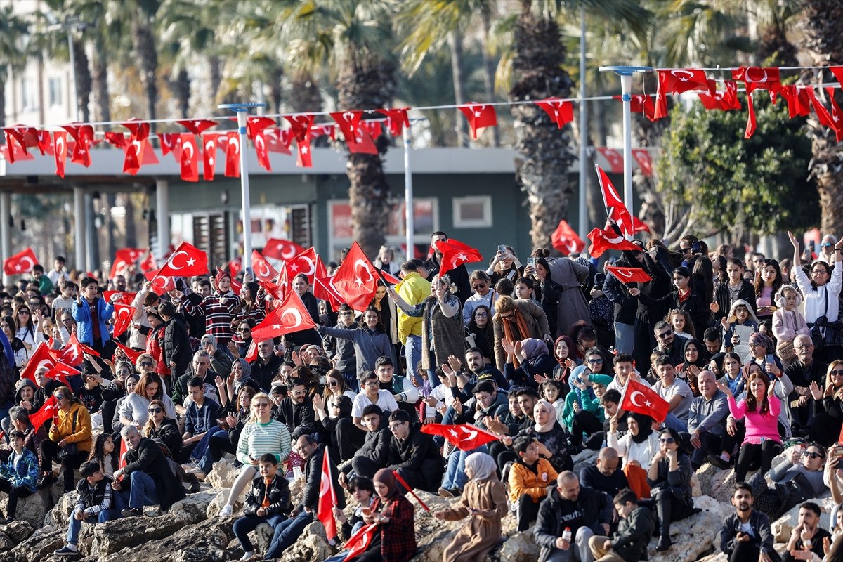 soloturk hazirladigi video klipte ferdi tayfuru sarkisiyla andi 7 bLf5PlsD