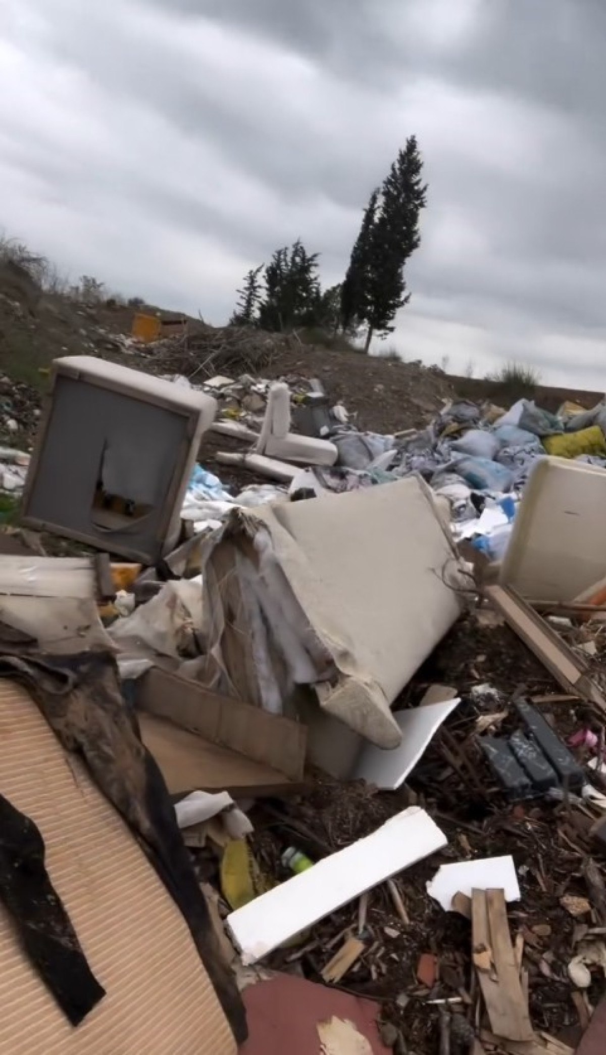 tugba ozay cop yiginini gorunce cilgina dondu evindeki koltugu getirip atmis ruh hastasi 2 ER4OSBdC