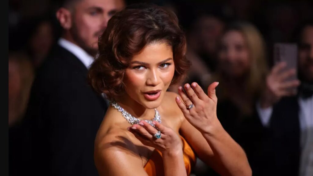 zendaya parmagindaki dev elmas yuzukle 2025 altin kure odullerine katildi dCUg7Lmy