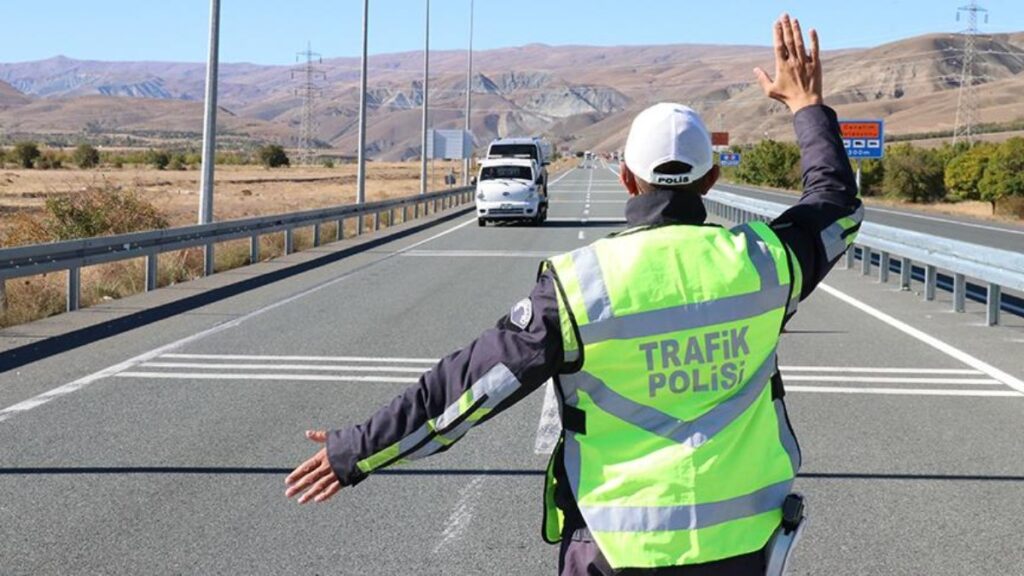 2 9 ocak tarihleri arasinda 3 milyon 243 bin 49 arac denetlendi B3K4hmTW