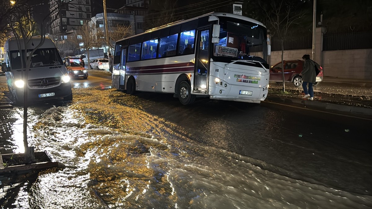 adanada su borusu patladi otobus cukura dustu 0 8kIFIEaD