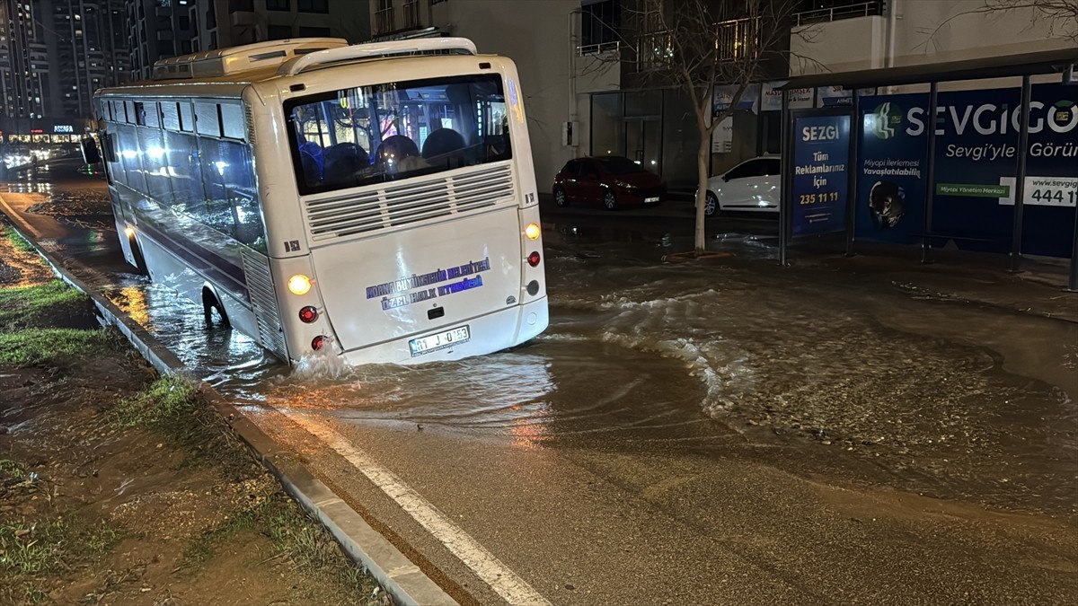 adanada su borusu patladi otobus cukura dustu 2 7J55IG8T