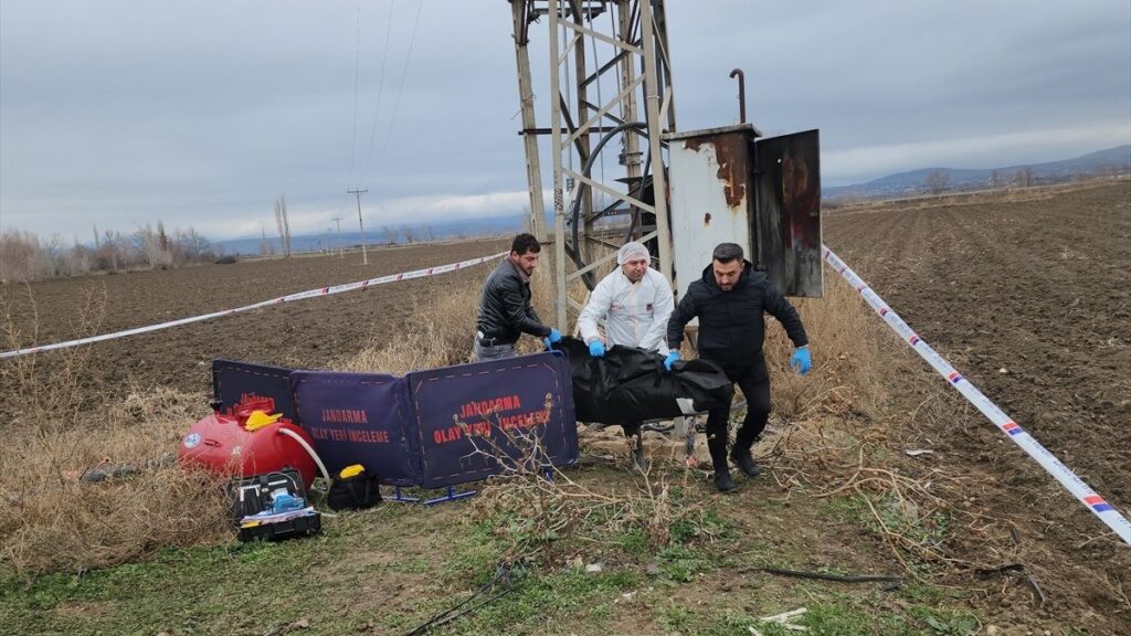 amasyada vatandaslar elektrik trafosu yaninda erkek cesedi buldu FPH6cJGU