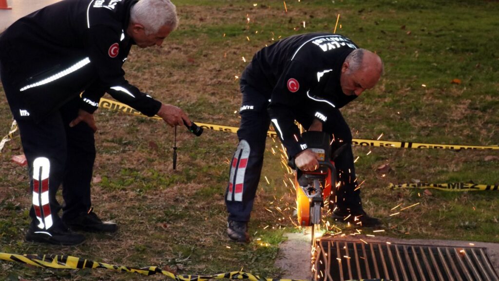 antalyada kanalizasyondan cocuk sesi gelince ekipler harekete gecti VlxttWyg