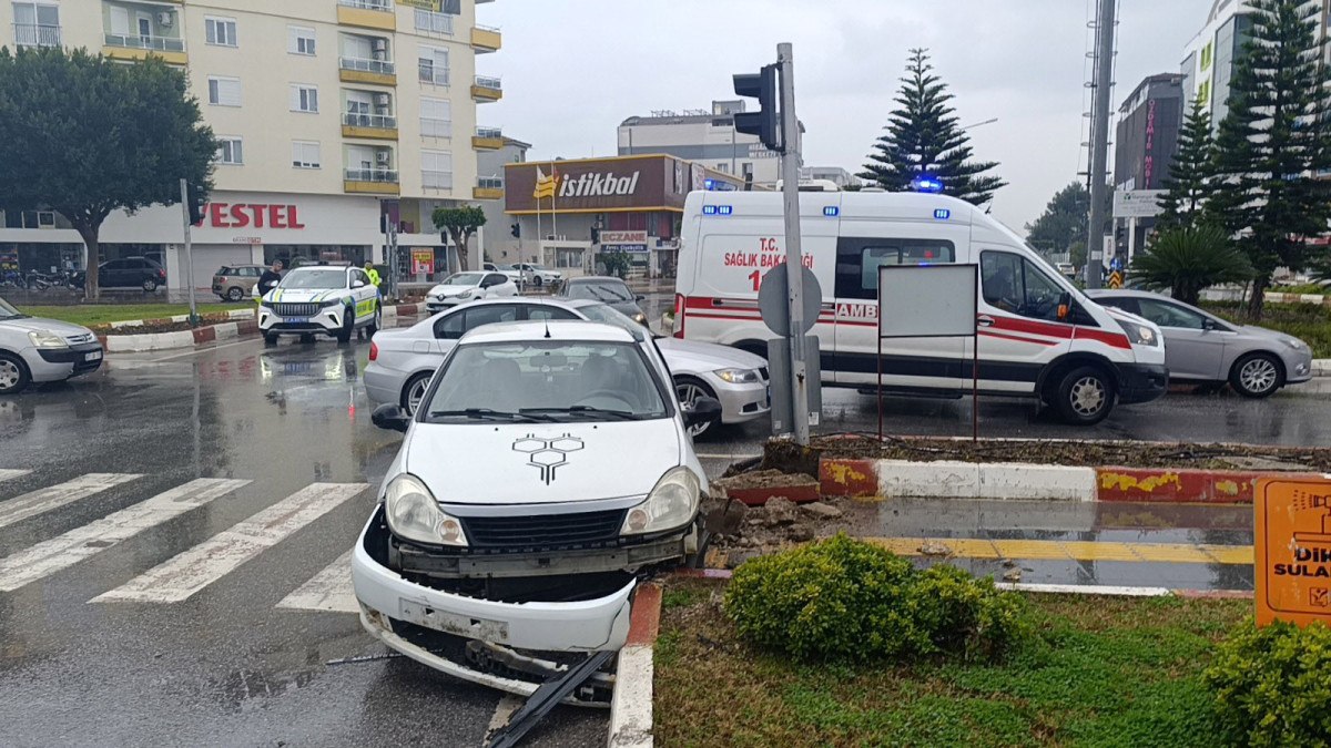 antalyada kavsakta iki otomobil carpisti 3 yarali 0 a4rpe8Tq