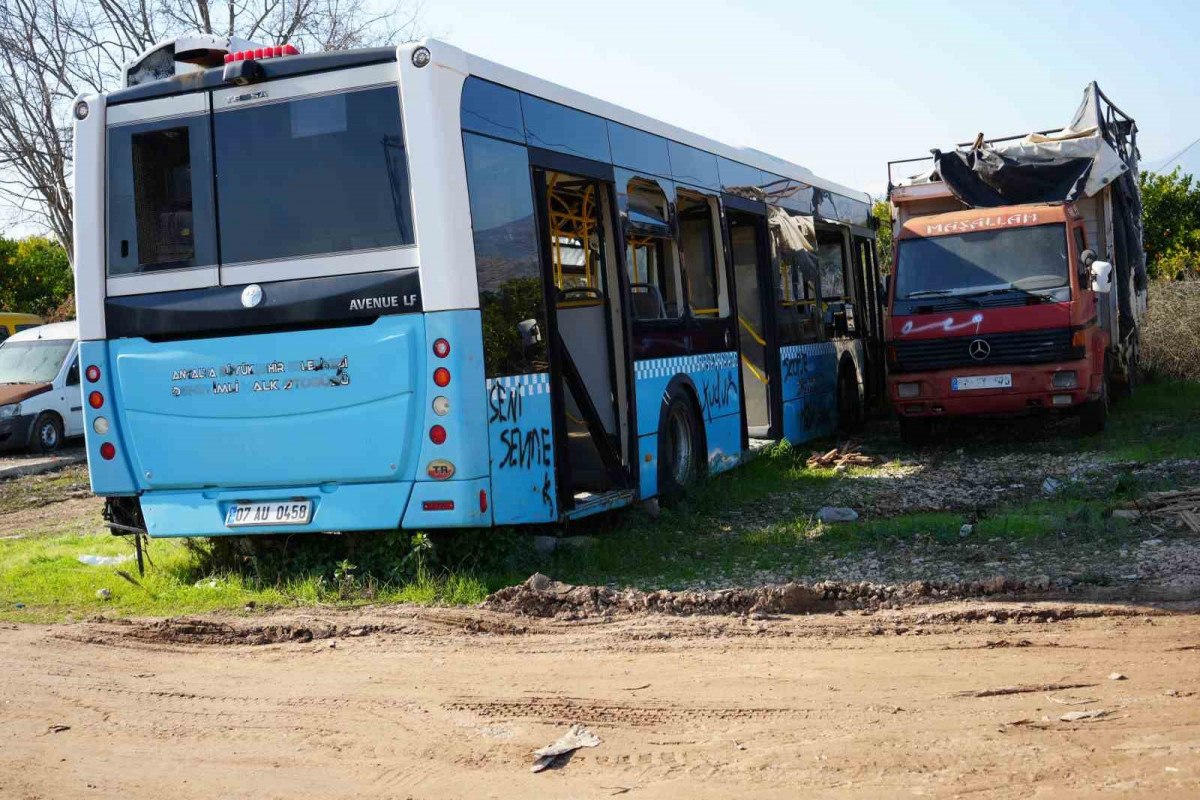 antalyada luks araclar otoparklarda curuyor 8 SEs9AKLM