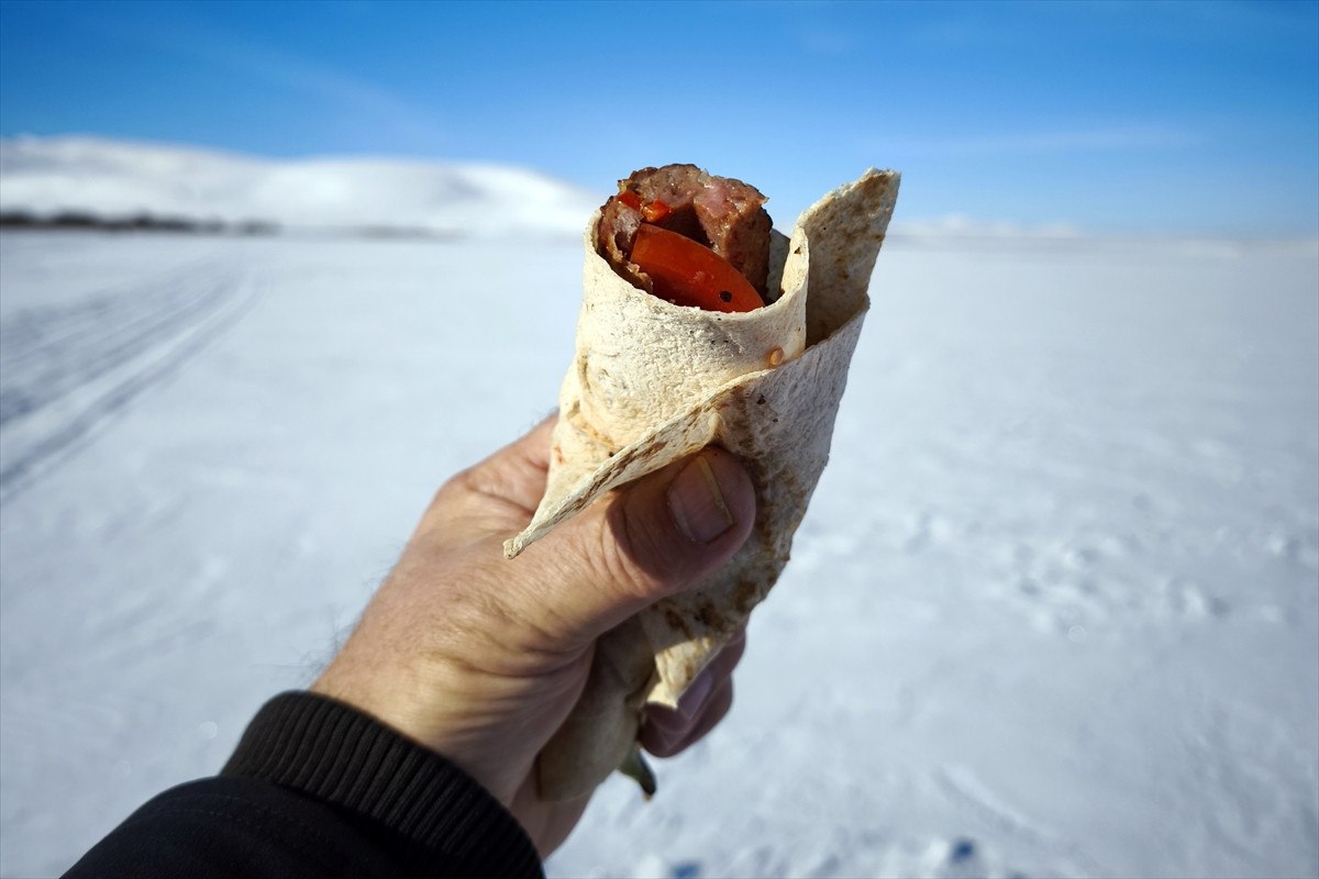 ardahanda cildir golu uzerinde mangal yakip kebap yapildi 1 uLELkwJi