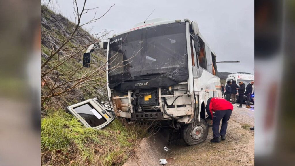 balikesirde isci midibusu kaza yapti T4OQnxl8