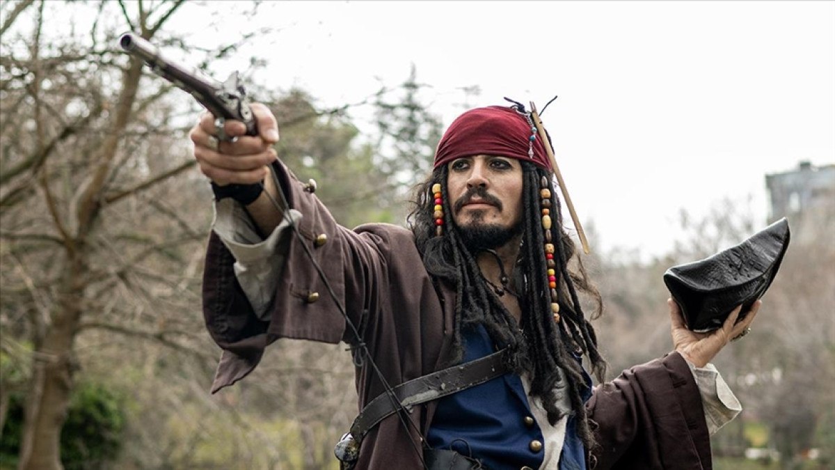 baskent sokaklarinda jack sparrow ruzgari 3 cKlcqDpL