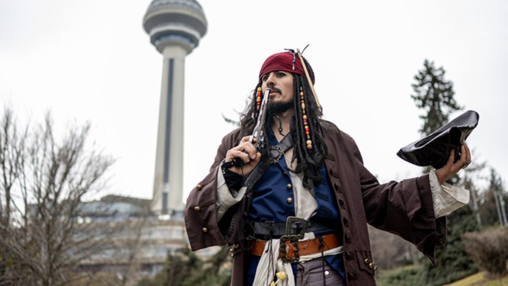 baskent sokaklarinda jack sparrow ruzgari tbEJiDgV