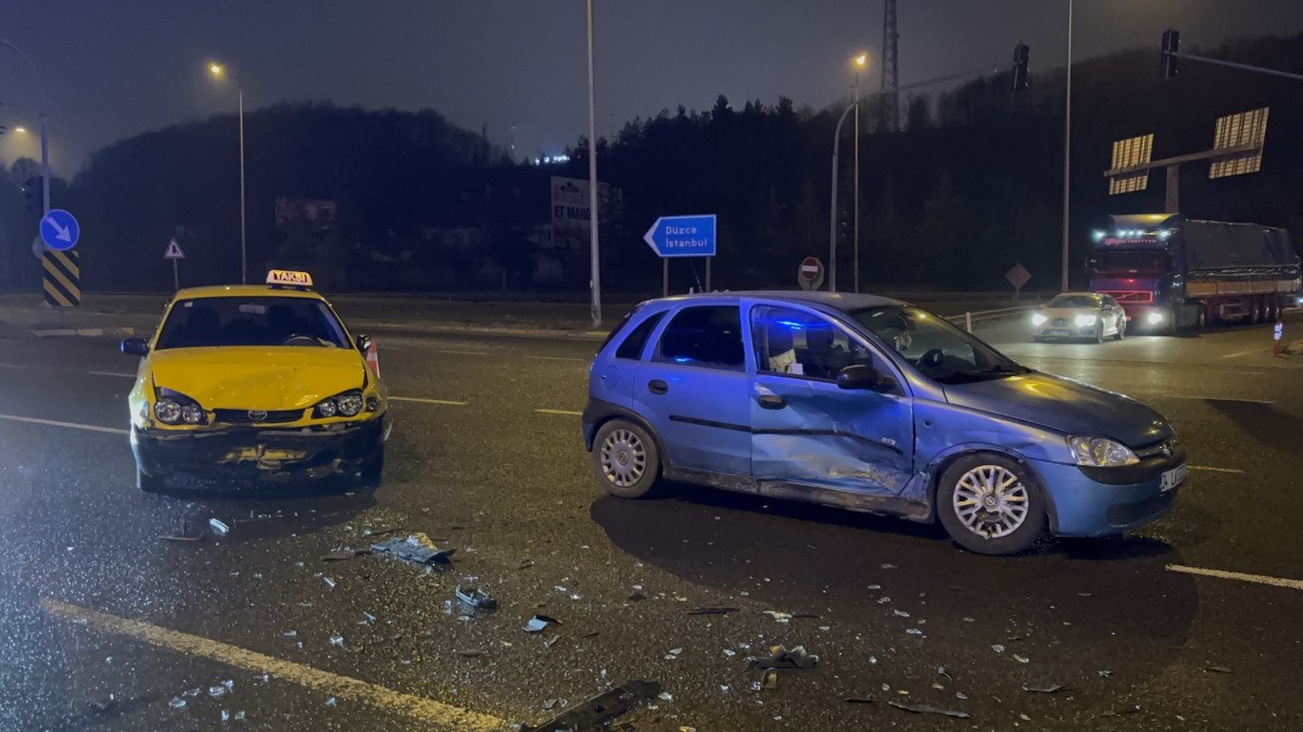 boluda iki otomobilin carpistigi kazada 3 kisi yaralandi 1 LaIzqhNk